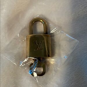 Louis Vuitton Luxurious Gold Lock in 321. LOOKS BRAND NEW/Shiny & No Callouts